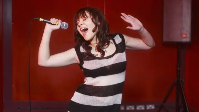 жінка співає