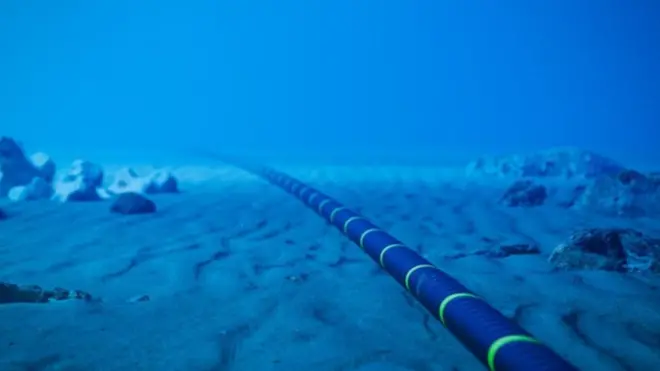 ایک اندزے کے مطابق اس وقت سمندر کے نیچے 430 تاروں کا جال 8 لاکھ میل طویل ہے