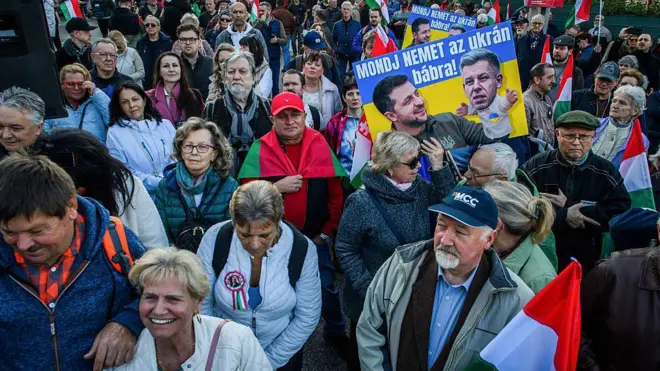 Митинг в поддержку венгерского правительства и против президента Украины Зеленского перед посольством Украины в Будапеште, 6 марта 2026 года