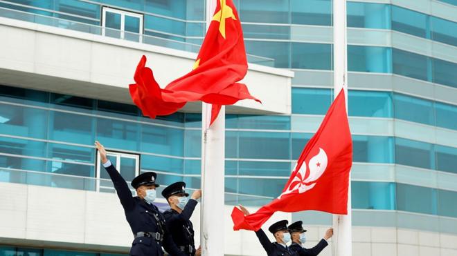 警員升中國國旗及香港區旗
