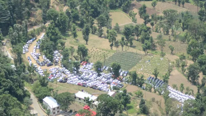 हिमाचल प्रदेश के खेतों में खड़ी हुईं कारें