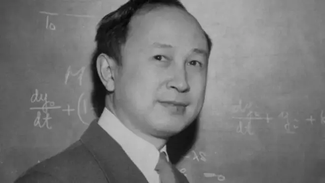 Qian Xuesen en una fotografía en blanco y negro.