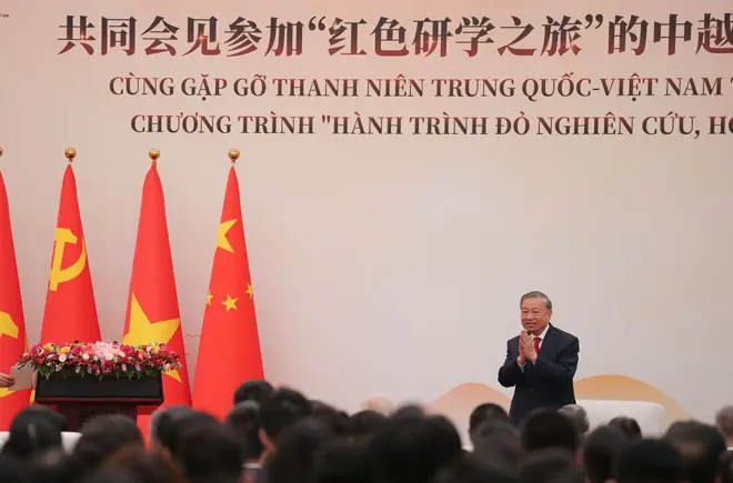 Tổng Bí thư Tô Lâm gặp gỡ các thanh niên đến từ Trung Quốc và Việt Nam tại Chương trình "Hành trình đỏ nghiên cứu, học tập tại Trung Quốc" vào ngày 15/4/2026 tại Bắc Kinh