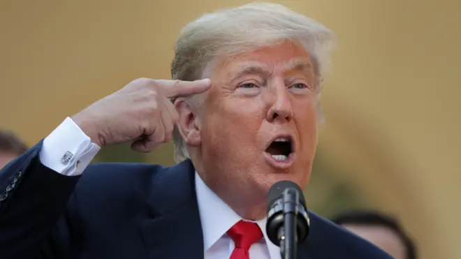 Трамп приставил палец к виску