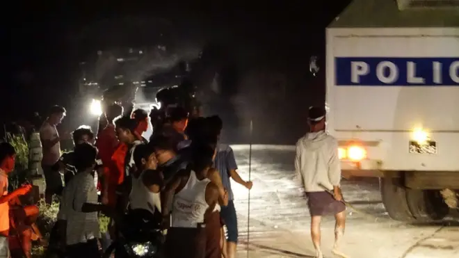 Para pemrotes Buddha di Sittwe 'menghalangi' pengiriman bantuan bagi warga Rohingya di negara bagian Rakhine.