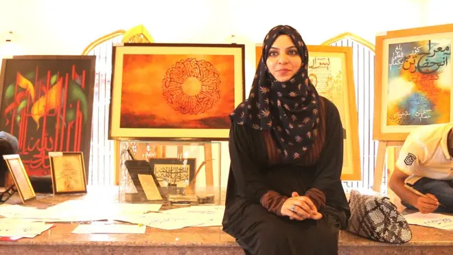 نادیہ مشتاق نے خالی دنوں کو کاٹنے کے لیے بانس سے بنا قلم اُٹھا یا اور صفحہ قرطاس پر خطاطی کرنے لگیں