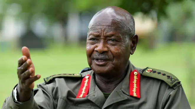 Perezida Museveni mu mwambaro wa gisirikare yicaye arimo kuvuga