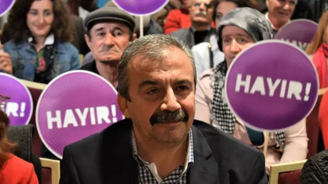 Sırrı Süreyya Önder iki yanında hayır pankartlarıyla partisinin destekçileri arasında