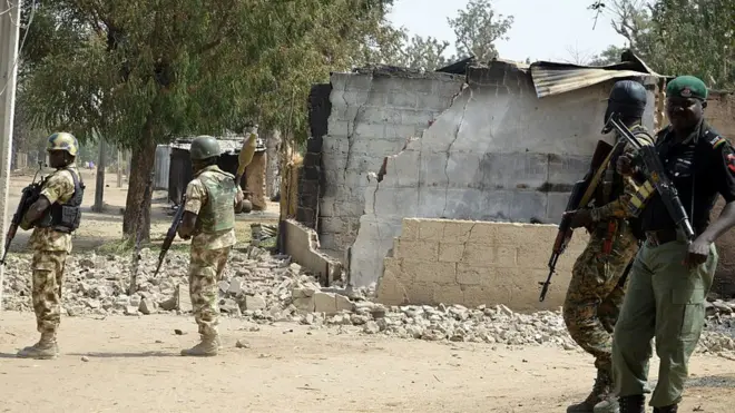 Les forces de l'ordre du Nigéria lors d'une opération contre les combattants Boko Haram