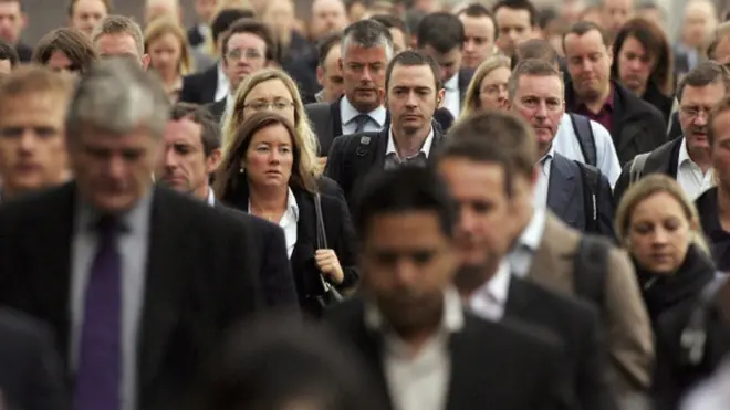 'ලංඩන් බ්‍රිජ්'දිනකට දශ ලක්ෂ ගණනක් ජනතාව ගමන් ගන්නා ප්‍රධාන ප්‍රවාහන මධ්‍යස්ථානයකි