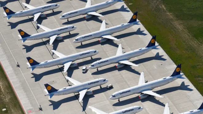 柏林勃兰登堡国际机场停机坪上因2019新冠病毒疫情而停飞的汉莎航空客机（23/4/2020）