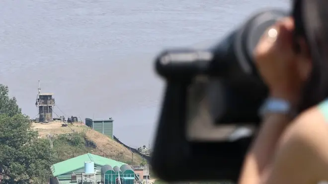 경기도 파주시 오두산전망대에서 접경지역 우리 측 초소에 설치된 대북 확성기 등을 보고 있는 관광객