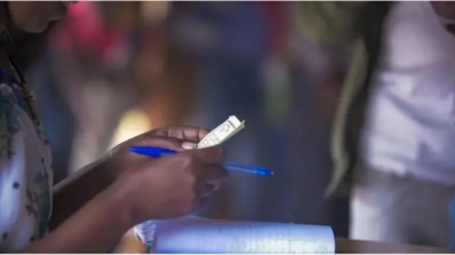 የምርጫ ካርድ የያዘች ሴት 