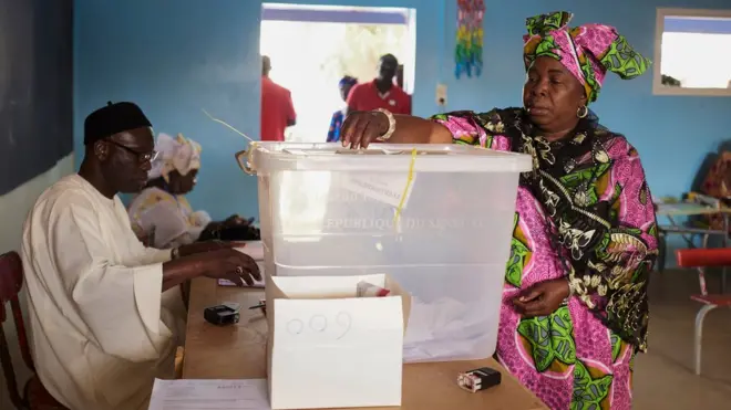 Mwanamama akipiga kura kwenye kituo cha uchaguzi tarehe 24 mwezi Februari mwaka 2019