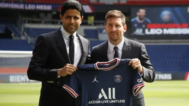 Lionel Messi (derecha) con Nasser Al Khelaifi.