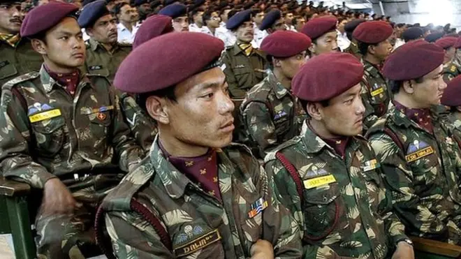 स्पेशल फ्रंटियर फ़ोर्स के जवान और भारतीय सैनिक 11 जून, 2005 को लेह में तत्कालीन प्रधानमंत्री मनमोहन सिंह का संबोधन सुनते हुए.