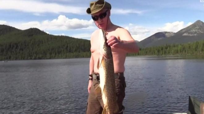 المكتب الصحفي للكرملين نشر فيديو للرئيس الروسي فلاديمير بوتين بدا فيه يصطاد السمك على مدى ساعتين في بحيرة في جمهورية تيفا شرق البلاد.