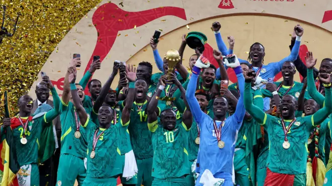 Футбольная команда празднует победу