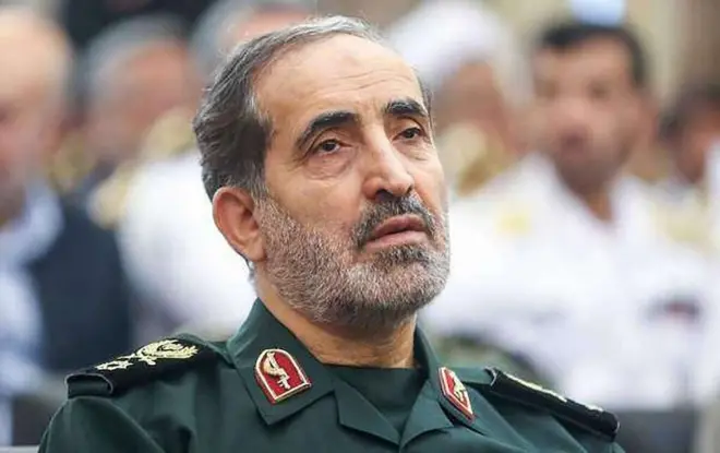 صورة أرشيفية لعلي شادماني، رئيس مركز قيادة مقر خاتم الأنبياء بالحرس الثوري الإيراني مرتدياً سترة عسكرية بيضاء.