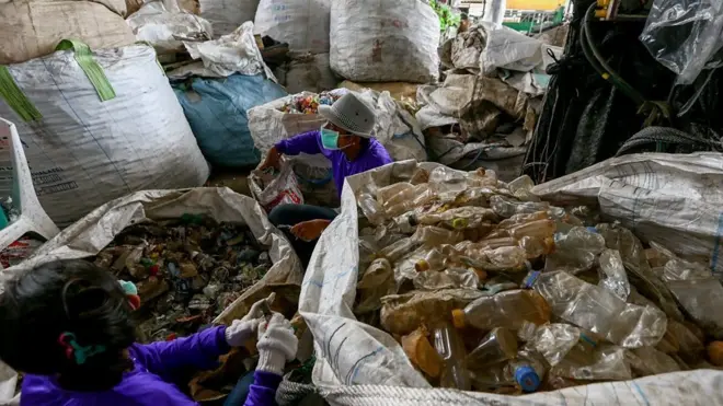 เจ้าหน้าที่กำลังแยกขยะพลาสติกที่โรงงานแปรรูปขยะในจังหวัดปทุมธานี