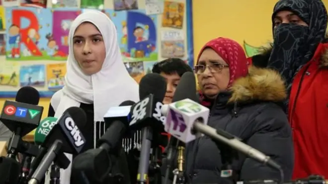 Khawlah Noman na afamilia yake wakihutubia vyombo vya habari baada ya kitendo hicho