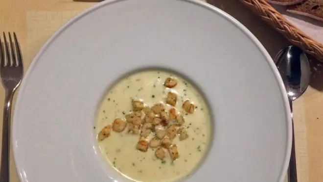 A sopa 'milchsuppe' tradicional era feita apenas com leite e pão; hoje leva queijo parmesão e mais temperos