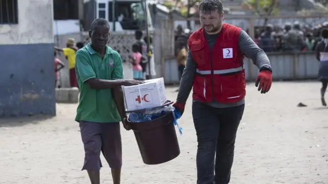 Un membre du Croissant-Rouge turc transporte une aide humanitaire à l'école de Beira Vaz. (Illustration)