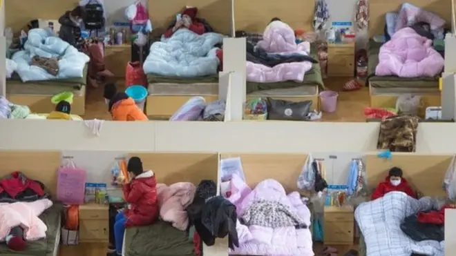 患者在武漢體育中心方艙醫院休息