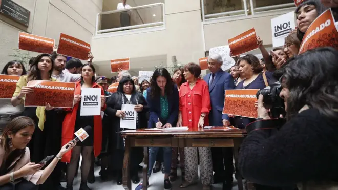 La acusación fue liderada por diputados comunistas chilenos aunque también participaron miembros del Frente Amplio y otros partidos de oposición.