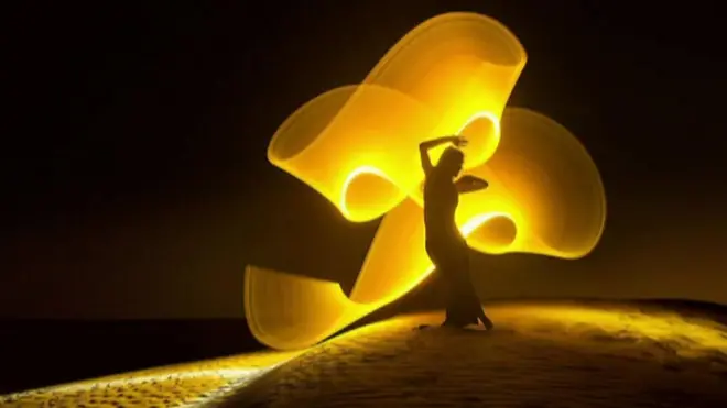 مصور و راقصة ينجزان صور ضوئية في مختلف أنحاء العالم