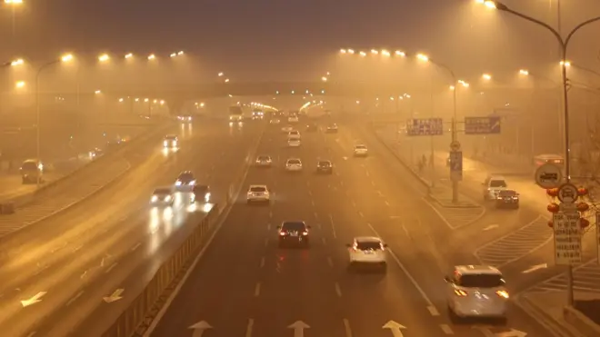 Kembang api dan petasan dikhawatirkan dapat memperburuk polusi di Beijing yang sudah diselimuti kabut asap.