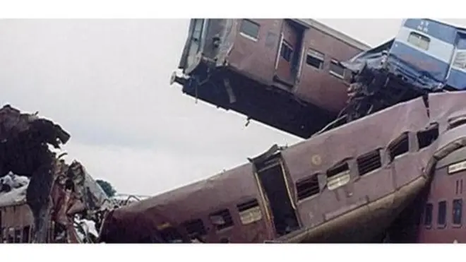 සහන සේවකයෝ අනතුරට පත් දුම්රිය මැදිරි වල යකඩ තහඩු කපමින් ඒවා තුළ සිරවී සිටින්නන් බේරාගැනීමේ මෙහෙයුමක යෙදී සිටිති