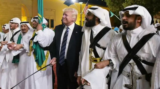 د امریکا ولسمشر ډونلډ ټرمپ تر ولسمشر کېدا وروسته سعودي عربستان ته په خپل لومړني سفر کې د ریاض تورې نڅا کې ګډون وکړ.