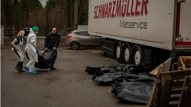 Серхий акаси Виталийнинг жасадини бармоқ излари олиш учун олиб боришга ёрдамлашяпти.