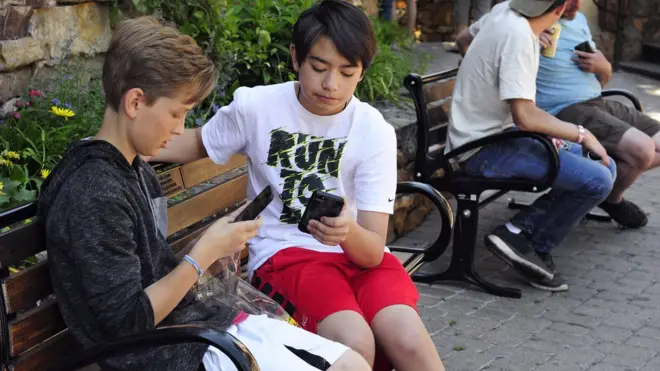 Подростки с гаджетами