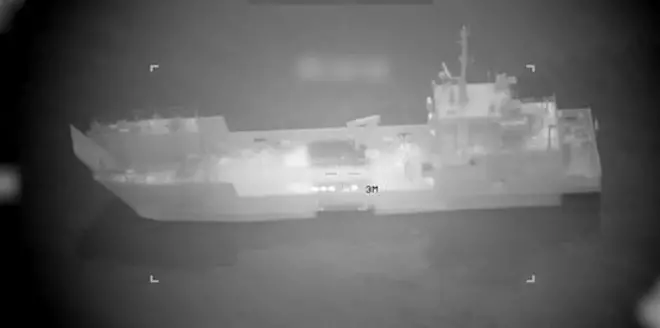 Оқ қора расмда кема