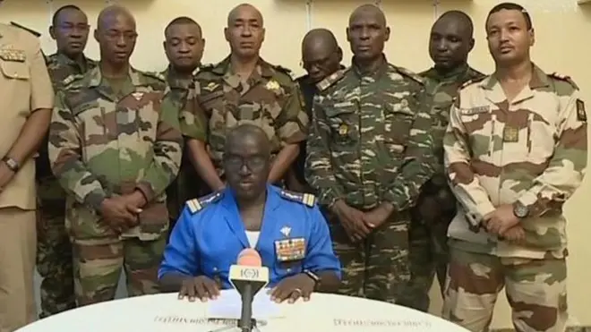 জাতীয় টেলিভিশনে নিজেরের সেনাবাহিনীর অভ্যুত্থানের ঘোষণা