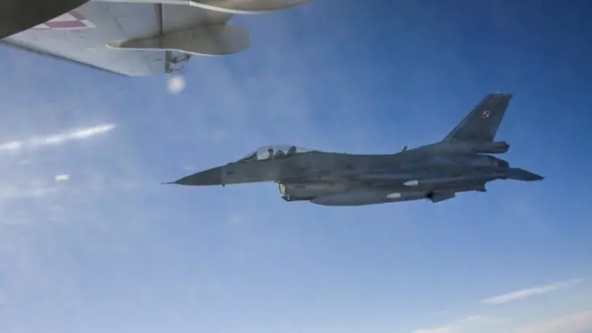 상공에서의 미 전투기 모습