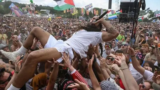 بوبي فيلان على أكف الجماهير خلال مهرجان غلاستونبري في 28 يونيو/حزيران 2025
