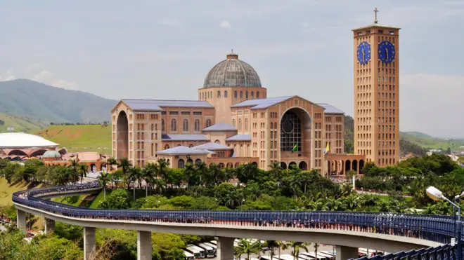 Foto da Basílica de Nossa Senhora Aparecida. 