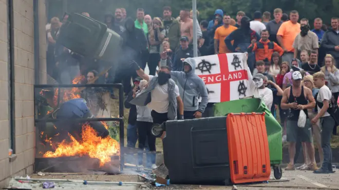 Manifestantes jogam uma latajogo que paga com pixlixo durante um protesto anti-imigração,jogo que paga com pixRotherham, Grã-Bretanha