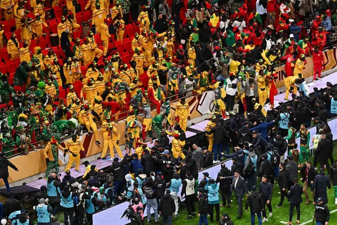 Affrontements entre supporters sénégalais lors de la finale de la Coupe d'Afrique des Nations (CAN) de football opposant le Sénégal au Maroc au stade Prince Moulay Abdellah de Rabat, le 18 janvier 2026. 