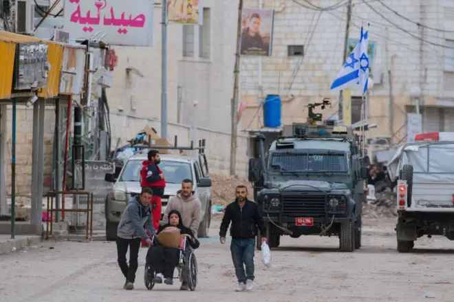 تواصل إسرائيل عملية "السور الحديدي" في مدينة جنين بالضفة الغربية.