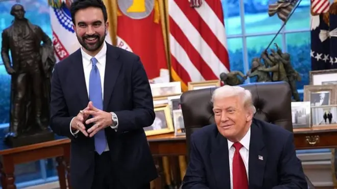 पत्रकारांशी बोलताना झोहरान ममदानी दोन्ही हात जोडून डोनाल्ड ट्रम्प यांच्या शेजारी उभे दिसले. दोघंही हसत होते.
