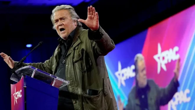 استیو بنن در حال سخنرانی