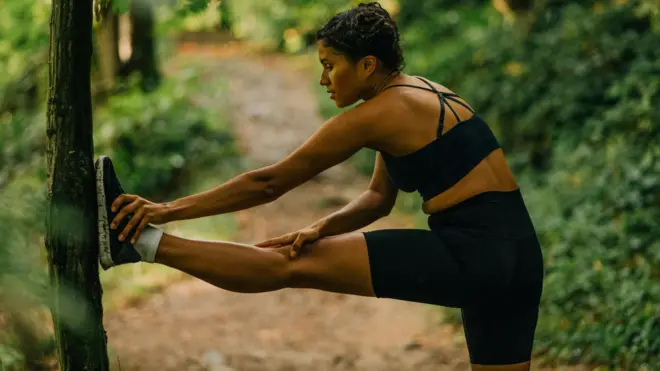 فتاة تمارس الرياضة