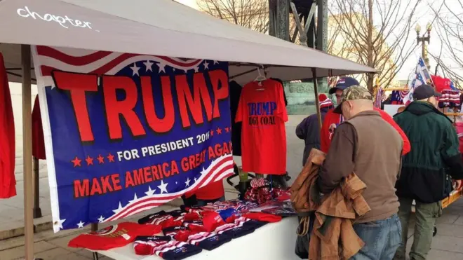 Lapak penjual suvenir Donald Trump di Washington DC.