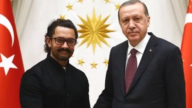 یہاں عامر خان کو ترکی کے صدر رجب طیب اردوغان کے ہمراہ دیکھا جا سکتا ہے
