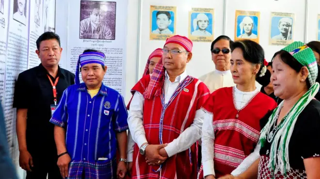 ကရင်နှစ်သစ်ကူးပွဲ တက်ရောက်လာတဲ့ ဒေါ်အောင်ဆန်းစုကြည်