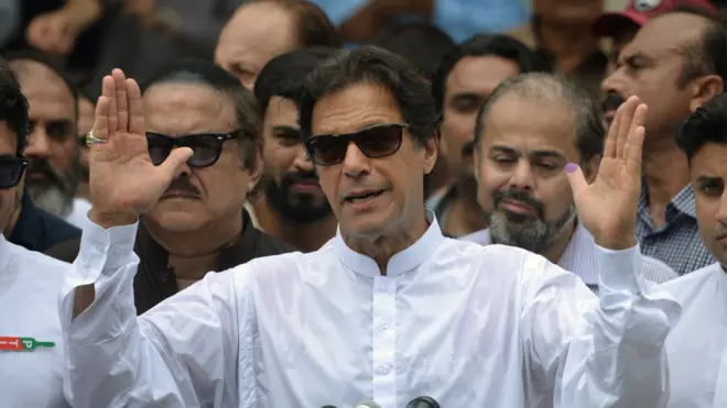 Imran Khan speaks to the media after casting his vote, 25 July 2018